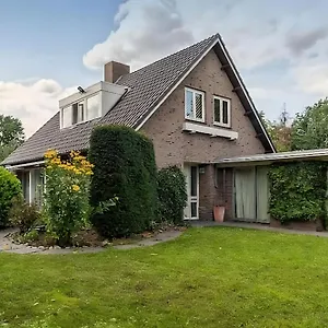 Ground Floor And Twin Bedroom In Luxurious With Beautiful Garden Very Near Tue And Centre Accommodatie bij particulieren Eindhoven